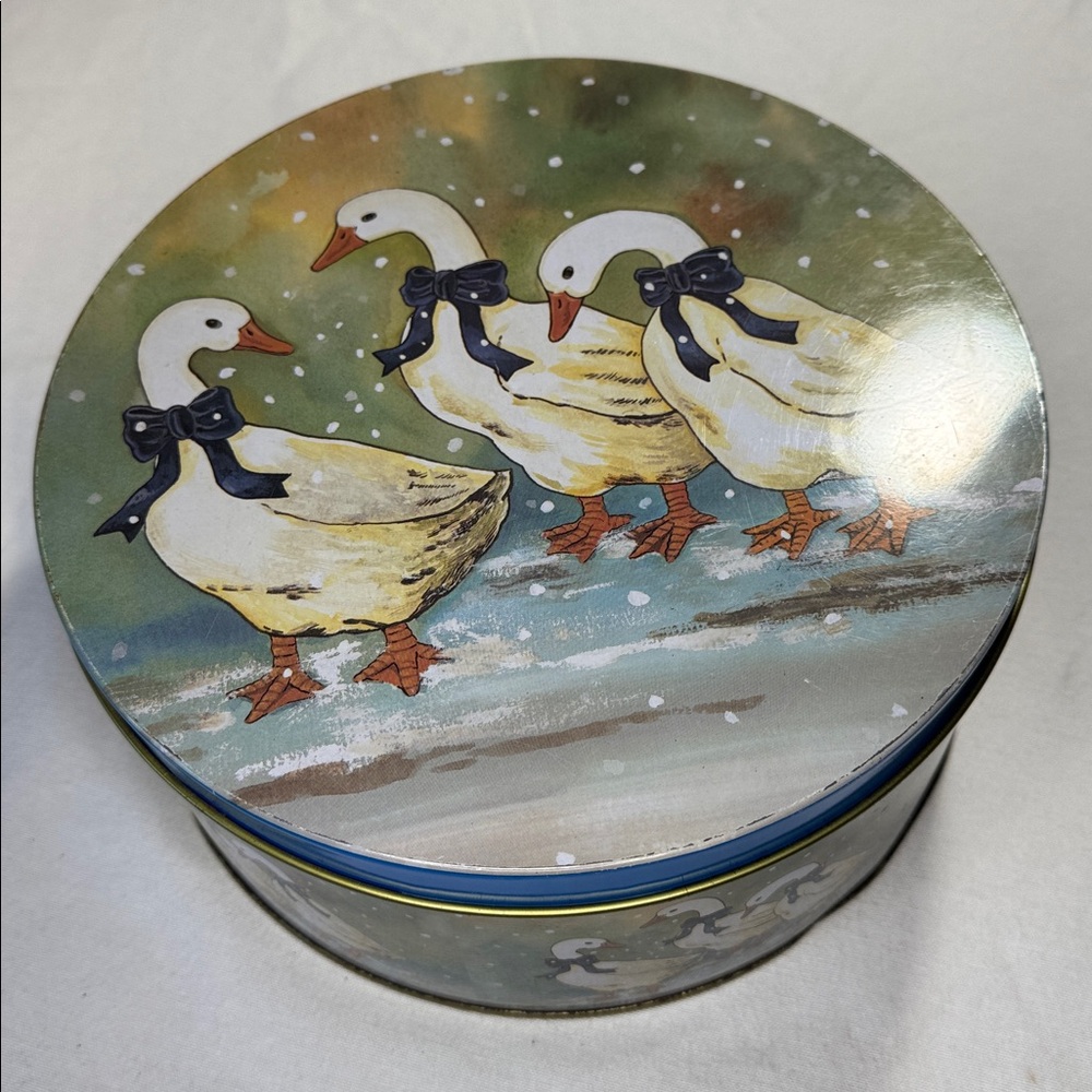 Iconic Vintage 1980s Winter Geese Collectable Round Tin | Cottagecore Farmhouse - Picture 1 of 12